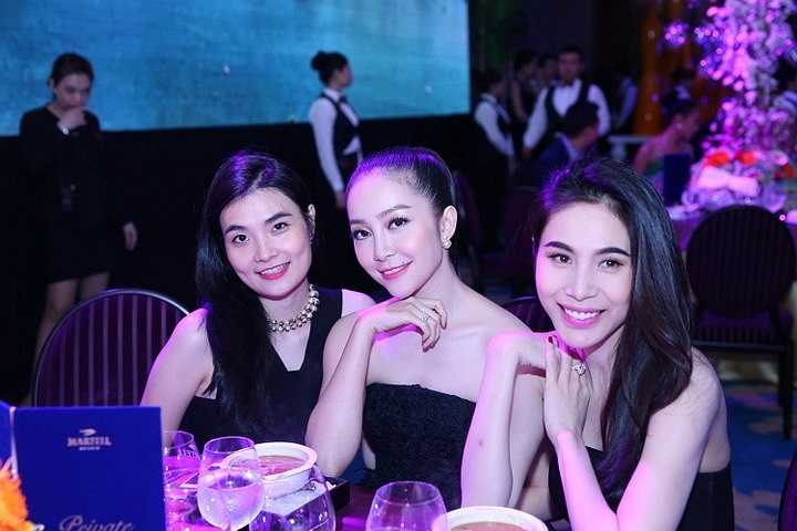 Thuỷ Tiên vai trần quyến rũ khoe dáng bên cạnh 'chim công làng múa' Linh Nga.