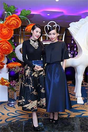 Tuy nhiên, vì mối quan hệ thân tình với chủ bữa tiệc, Thuỷ Tiên đã rạng rỡ chung vui cùng mọi người