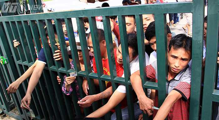 Khán giả xếp hàng mua vé tại Mỹ Đình 