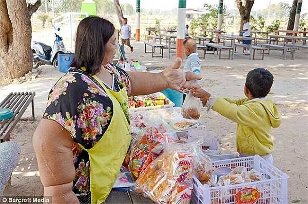 'Đôi tay khiến tôi gặp khó khăn khi làm những việc bình thường như gội đầu, thay quần áo...'- Bác Samaksamam nói.