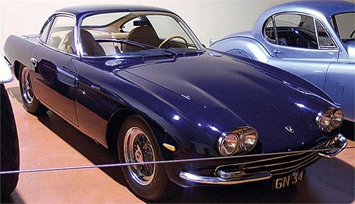 Ferruccio Lamborghini vốn là chủ hãng sản xuất máy kéo. Do bực mình với Enzo, chủ hãng Ferrari, ông quyết định chế tạo một chiếc xe để đánh bại Ferrari. Từ đó, dòng Lambo 350GT ra đời.