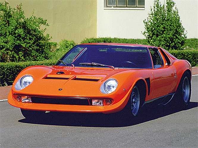 Giám đốc lái xe thử nghiệm của Lamborghini, Bob Wallace, độ một số chi tiết trên chiếc Lambo của ông trong thời gian rảnh rỗi. Các chi tiết về sau được hãng thừa nhận là hợp lý hơn phiên bản gốc.