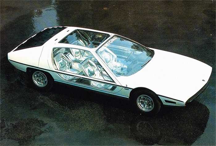 Mẫu Lambo Marzal đình đám thời kỳ những năm 70 với nét đặc trưng kính cửa trong suốt, mở lên kiểu cánh chim và một nội thất bọc da màu bạc.
