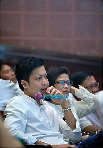 Anh thường xuyên hộ tống cô trong các sự kiện.