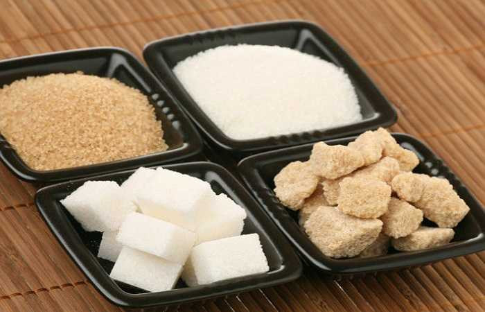 Đường: Giống như muối, đường cũng bảo quản thực phẩm bằng cách hấp thụ nước dư thừa và ngăn chặn các vi sinh vật phát triển. Đây là lý do tại sao mứt, thạch và trái cây khác thường để được lâu hơn ngay cả khi đã được mở nắp. 