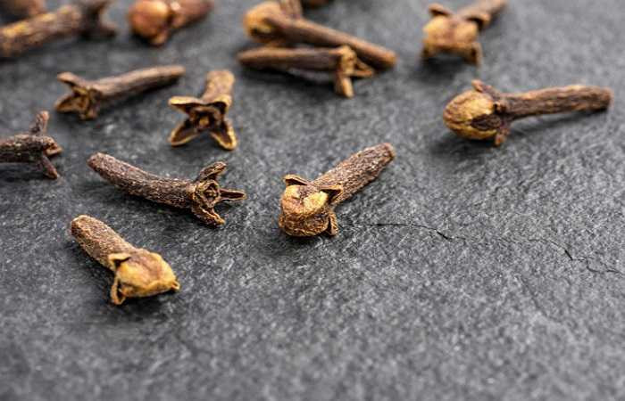 Đinh hương: Đinh hương đã được sử dụng từ hàng ngàn năm trong y học Ấn Độ và Trung Quốc như là một chất bảo quản tự nhiên. Chúng chứa hàm lượng cao các hợp chất phenolic, có đặc tính chống oxy hóa, bảo quản thực phẩm bằng cách ngăn chặn sự phát triển của nấm và vi khuẩn.