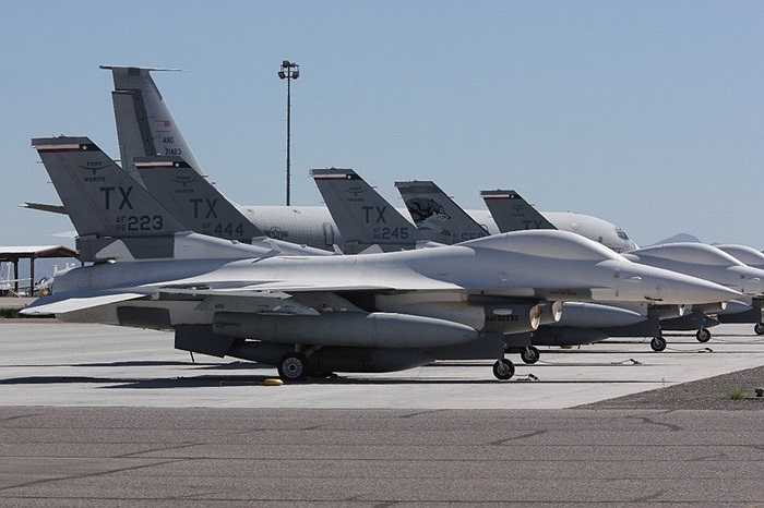 Hoàn Cầu thời báo đăng ảnh một chiến đấu cơ F-16 của Mỹ bị gió thổi quăng vào một chiến đấu cơ F-16 khác 