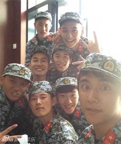 Tuy nói là khắc nghiệt, khổ cực nhưng không gì có thể ngăn được sức trẻ và tinh thần 'tự sướng' cao độ của các tân sinh viên.