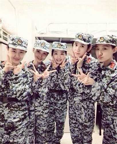 Gần đây, cư dân mạng Trung Quốc lan truyền những bức ảnh tự sướng của dàn trai xinh gái đẹp của Đại học Bắc Kinh khi họ tham gia đợt huấn luyện. Những bức ảnh này nhanh chóng được chia sẻ và trở thành chủ đề bàn tán trên các diễn đàn mạng