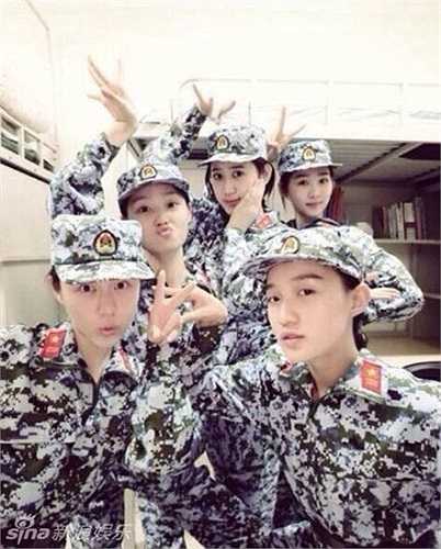 'Cuộc sống trong đợt huấn luyện này khá khắc nghiệt và đòi hỏi tính kỷ luật cao, các cô ấy vẫn tươi tắn và xinh đẹp như hoa ấy nhỉ, đúng là sức mạnh tuổi trẻ', 'Ôi, tập huấn cùng toàn hot boy, hot girl thế này là quên hết mệt mỏi ngay', là những bình luận khen ngợi vẻ đẹp của các tân sinh viên.