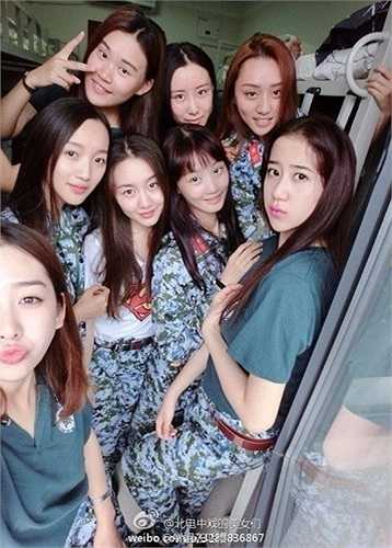 Sinh viên Đại học Bắc Kinh nhận nhiệm vụ huấn luyện quân sự ở cơ sở đào tạo quân sự Huairou. Khóa huấn luyện quân sự trong thời hạn 14 ngày, bắt đầu từ giữa tháng 8. 