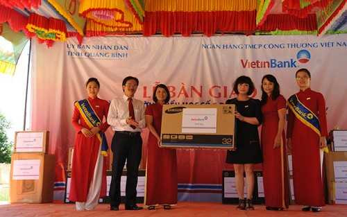 Học sinh Đại Trạch nhận trường mới nhân dịp khai giảng 