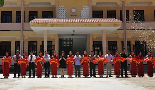 Học sinh Đại Trạch nhận trường mới nhân dịp khai giảng 