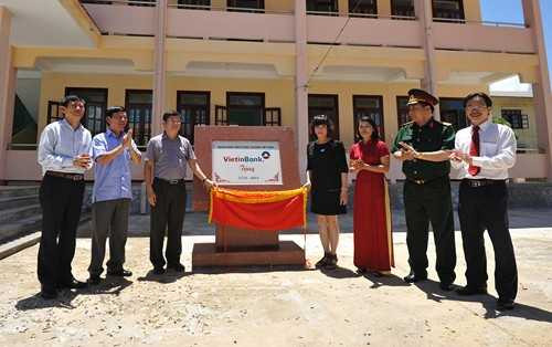 Học sinh Đại Trạch nhận trường mới nhân dịp khai giảng 