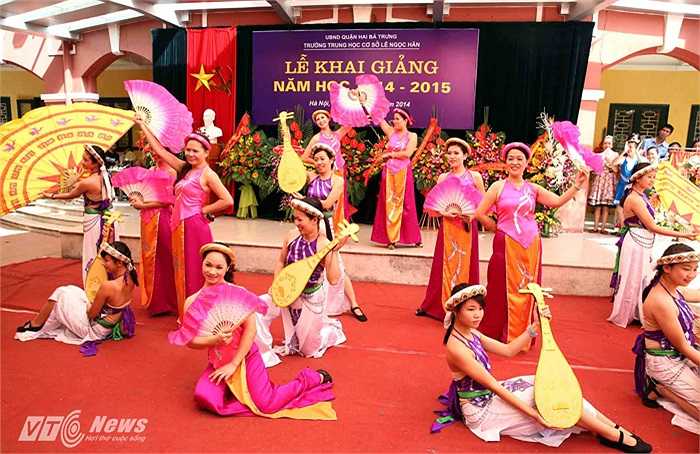 Những tiết mục văn nghệ trong Lễ khai giải năm học mới của trường THCS Lê Ngọc Hân mang đậm dấu ấn truyền thống