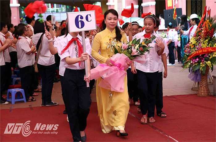 Chào đón những học sinh lớp 6