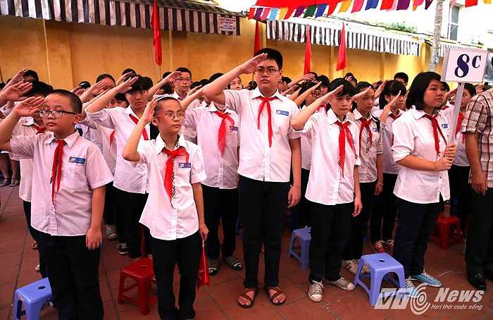 Các em thực hiện nghi thức chào cờ và hát quốc ca.