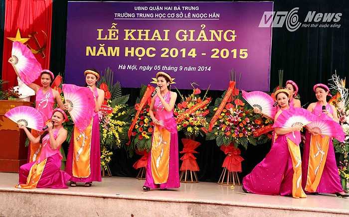 Các tiết mục do các giáo viên thể hiện được đầu tư rất công phu