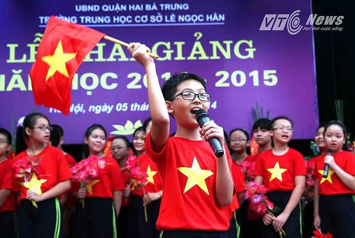 Các em học sinh mặc áo cờ đỏ sao vàng tự hào cất vang bài ca ca ngợi Tổ quốc