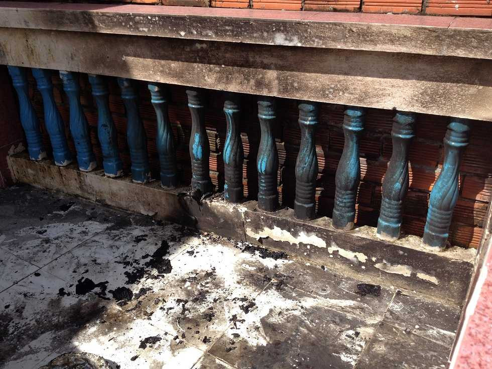 Người đàn ông tự thiêu bên mộ cha