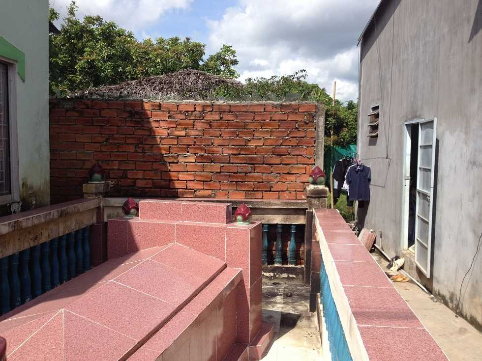 Người đàn ông tự thiêu bên mộ cha