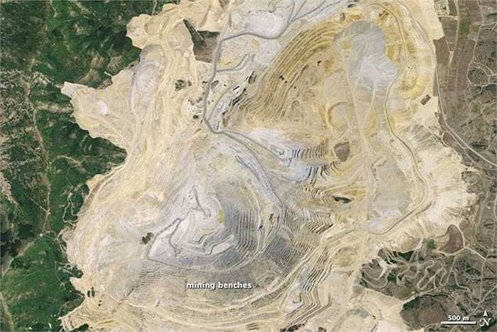Mỏ lộ thiên Bingham Canyon còn gọi là mỏ đồng Kennecott, nằm ngoài thành phố Salt Lake, Utah. Với độ sâu 4,4 km, rộng 1,2 km hai tòa nhà Empire State xếp chồng lên nhau cũng chưa đạt tới độ sâu của mỏ này.