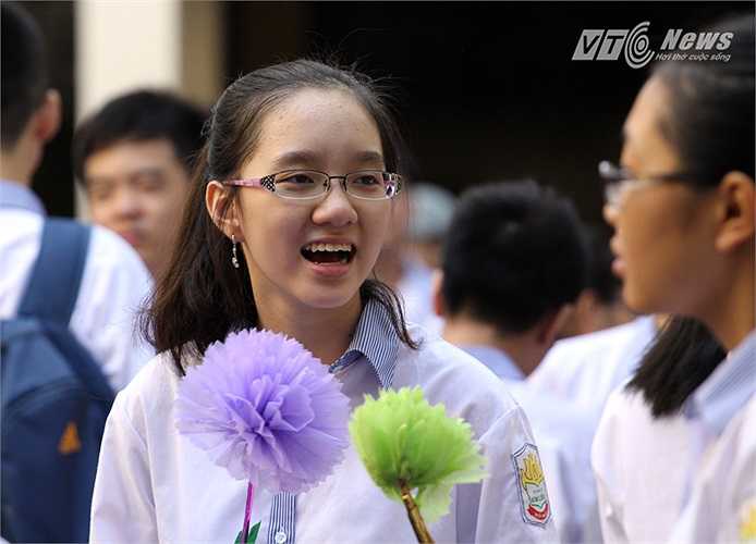Hôm nay các em sẽ tham gia diễu hành trong sự chào đón của các thầy cô, các anh chị khóa trên.