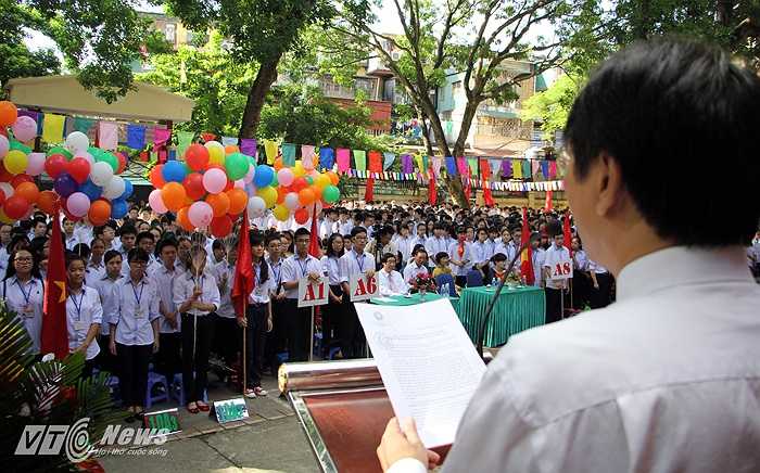 Các em học sinh nghe đọc Thư của Chủ tịch nước Trương Tấn Sang gửi ngành Giáo dục nhân dịp Khai giảng năm học mới.