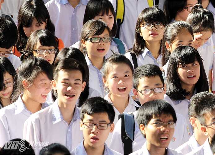 Các em học sinh trường THPT Kim Liên rạng rỡ ngày khai trường.