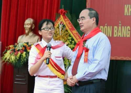 Nguyễn Thu Minh (học sinh lớp 9A2, THCS Nam Từ Liêm) tự tin trả lời những câu hỏi khó của GS Nguyễn Thiện Nhân