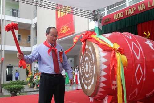 Ông Nguyễn Thiện Nhân đánh trống khai giảng năm học mới tại trường THCS Nam Từ Liêm 