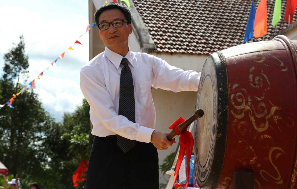Phó thủ tướng Vũ Đức Đam đánh trống khai giảng