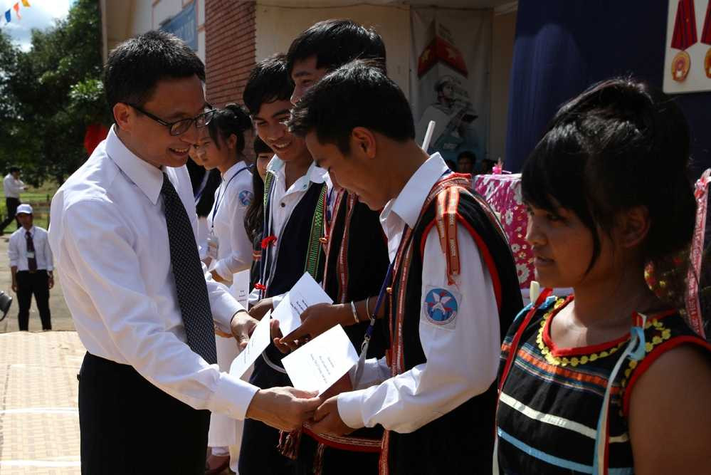 Phó Thủ tướng trao học bổng cho các em học sinh giỏi của trường