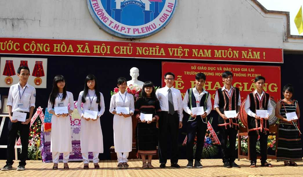 Phó Thủ tướng tặng học bổng học sinh giỏi gia lai