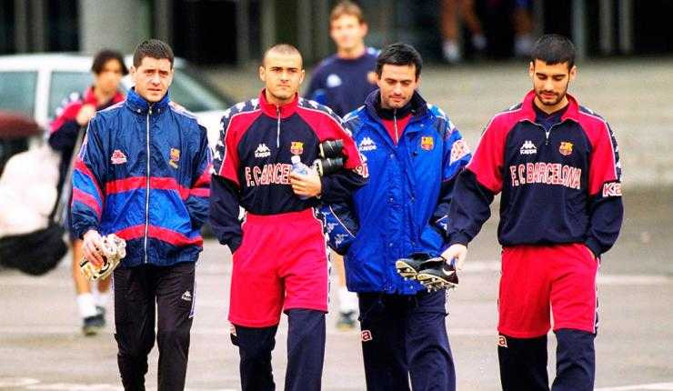 Mourinho bên cạnh những cầu thủ sau này từng đảm nhiệm chức HLV trưởng tại Barcelona