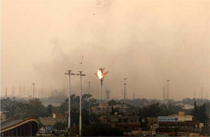 Cận cảnh MiG-21 chúi đầu xuống khu dân cư và nổ tung