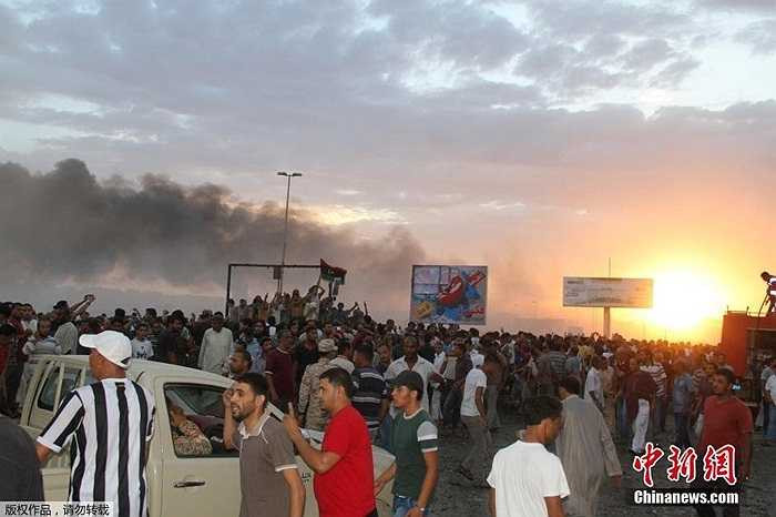 Lửa cháy đỏ rực một vùng trời 