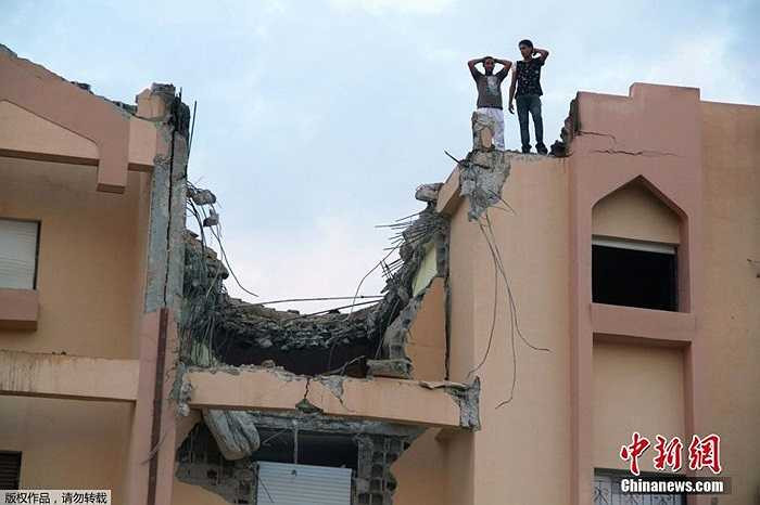 Tòa nhà khu dân cư bị phá hủy bởi MiG-21