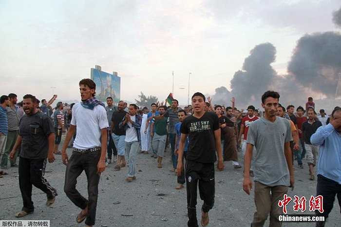 Người dân địa phương quanh khu xảy ra tại nạn