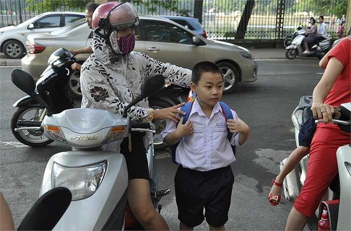 Sáng nay (5/9), hàng triệu học sinh trên khắp cả nước chính thức bước vào năm học mới 2014-2015. Không khí buổi lễ khai giảng tưng bừng khắp các trường học. (Ảnh: Minh Chiến) 