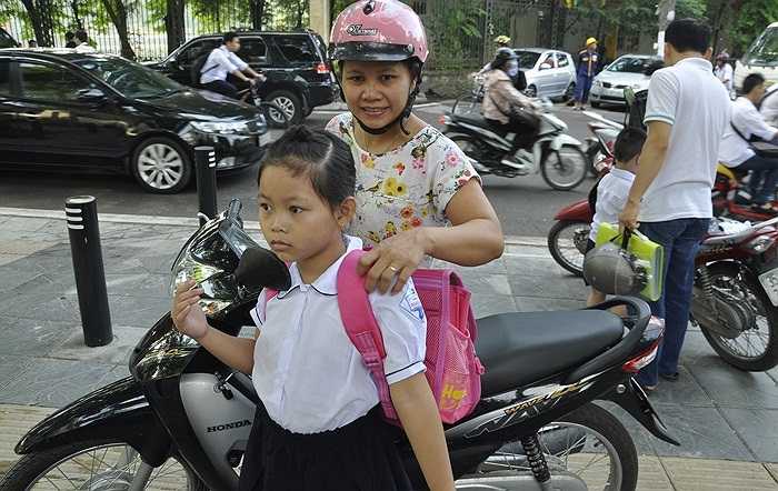 Có mặt tại trường tiểu học Nghĩa Tân (quận Cầu Giấy, Hà Nội), chúng tôi cảm nhận rõ không khí tưng bừng của ngày tựu trường. (Ảnh: Minh Chiến) 