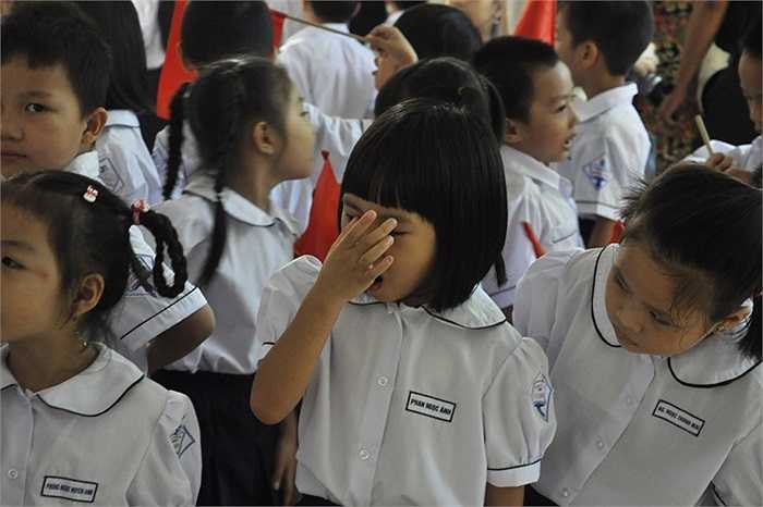 Chưa quen với việc dậy sớm đi học, nhiều học sinh lớp 1 còn ngái ngủ rất đáng yêu. (Ảnh: Minh Chiến)