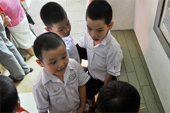 Những cậu học trò đã kịp làm quen nhau và có nhiều câu chuyện rôm rả về lớp mới, bạn mới. (Ảnh: Minh Chiến)