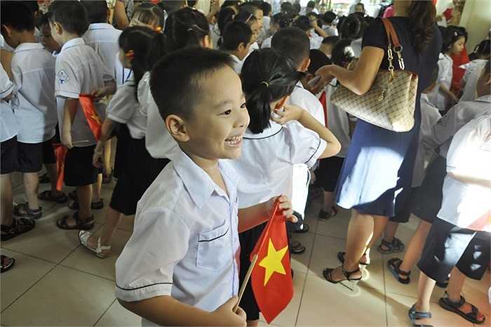 Còn cậu bé này cưới rất tươi khi bố mẹ ra về. (Ảnh: Minh Chiến)