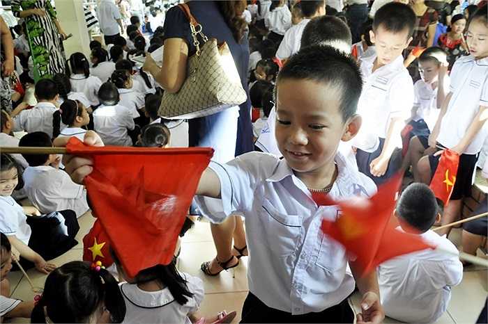Hào hứng trong ngày tựu trường. (Ảnh: Minh Chiến)