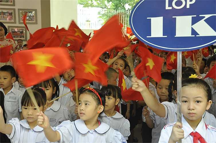Lớp 1 chuẩn bị cho diễu hành. (Ảnh: Minh Chiến)
