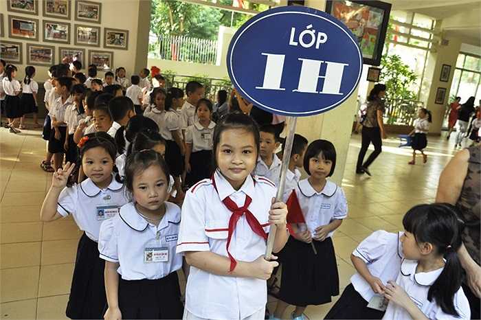 Ngay từ sáng sớm, các công việc chuẩn bị cho lễ khai giảng đã được nhà trường chuẩn bị kĩ lưỡng. Từng hàng ghế nhựa được xếp ngay ngắn chính giữa sân trường, nơi sẽ ưu tiên cho các em học sinh khối lớp 1 nhập trường vào năm học này. (Ảnh: Minh Chiến) 