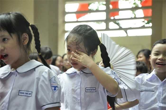 Đứng vào hàng cùng các bạn...vẫn còn rơi nước mắt. (Ảnh: Minh Chiến)