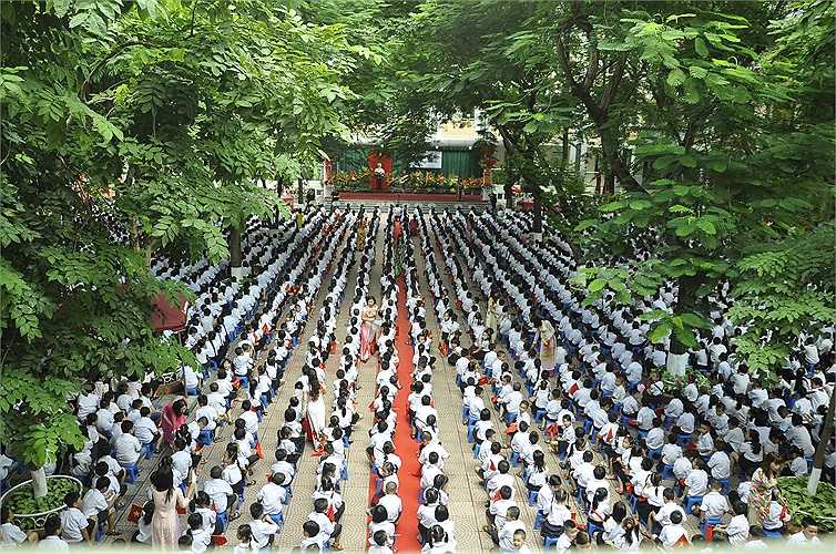 Khối học sinh lớp 1 được bố trí ngồi giữa sân trường trong lễ khai giảng trường Tiểu học Nghĩa Tân. (Ảnh: Minh Chiến)