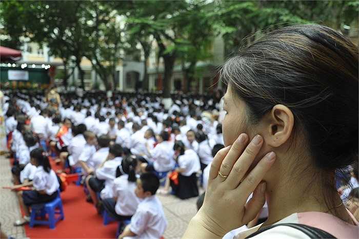 Phụ huynh dõi theo con trong ngày khai trường. (Ảnh: Minh Chiến)